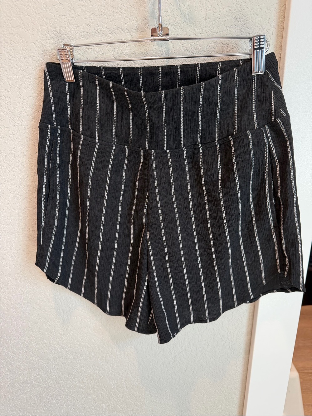 HALARA Black High-Waist Vertical-Stripe Women’s Shorts